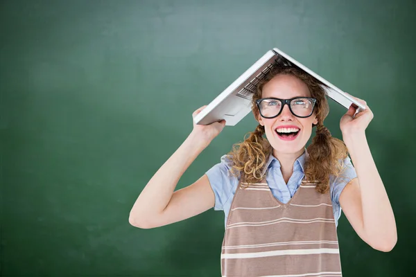 Hipster bedekking hoofd met laptop — Stockfoto