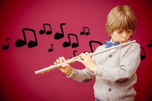 Aluno bonito tocando flauta — Fotografia de Stock