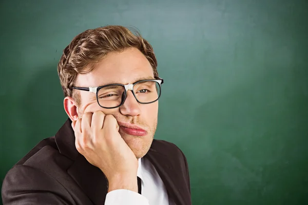 Geeky Geschäftsmann sieht gelangweilt aus — Stockfoto