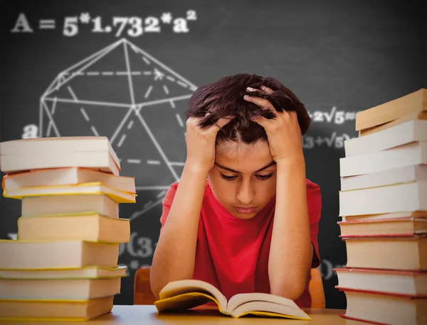 Niño sentado con pila de libros —  Fotos de Stock