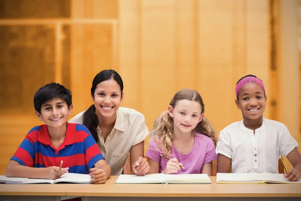 Enseignant aidant les élèves à la bibliothèque — Photo