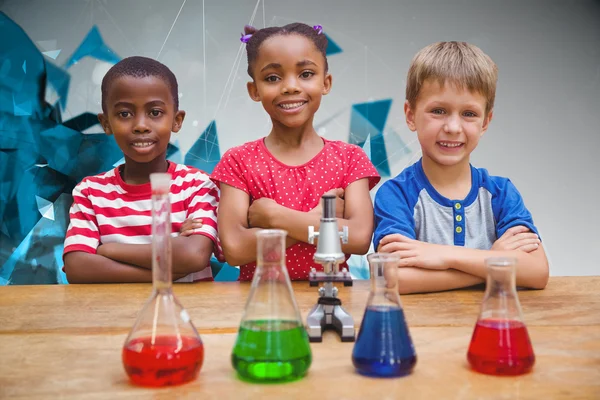 Schüler stehen mit verschränkten Armen — Stockfoto