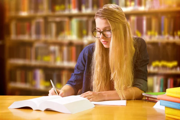 Student lernt in der Bibliothek — Stockfoto