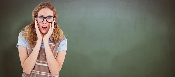 Mujer hipster poniendo sus dedos en las orejas —  Fotos de Stock