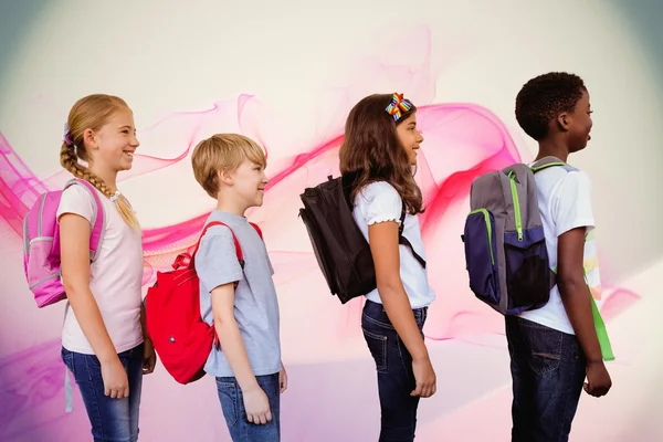 Школьные дети стоят в школьном коридоре — стоковое фото