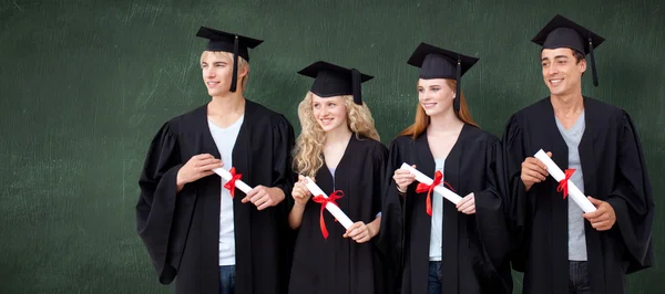Grupp människor firar efter examen — Stockfoto