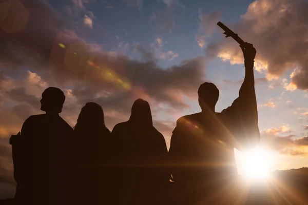 Samengestelde afbeelding van silhouet van afgestudeerde — Stockfoto