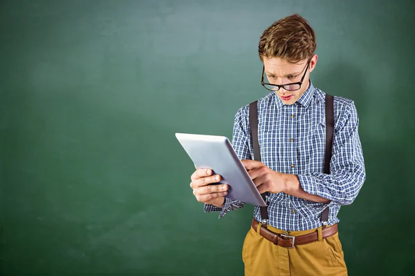 Geeky Geschäftsmann mit seinem Tablet-PC — Stockfoto