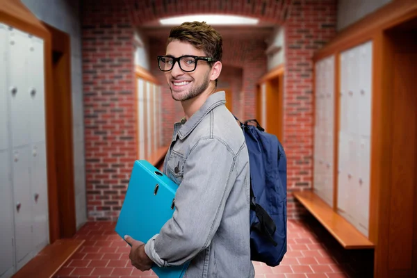 Studente sorridente alla macchina fotografica in biblioteca — Foto Stock