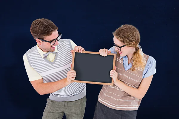 Paar mit kleiner Tafel — Stockfoto