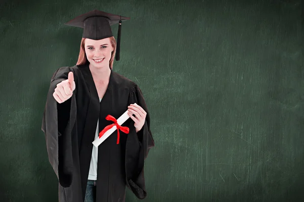 Adolescente célébrant la graduation avec les pouces levés — Photo