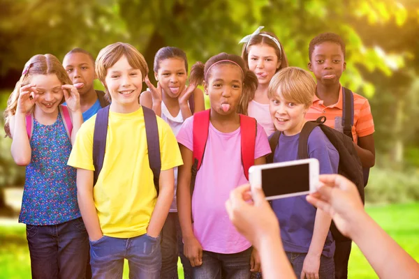 Étudiants mignons utilisant un téléphone mobile — Photo