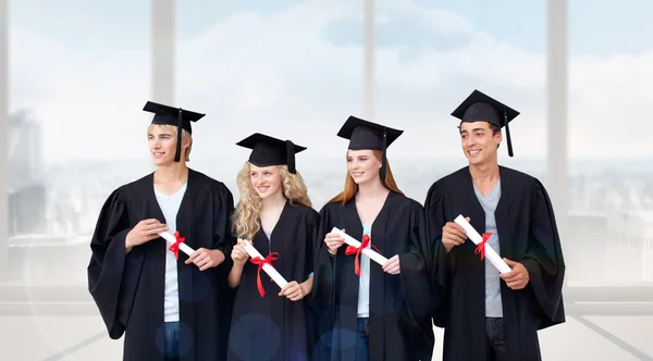 Groupe de personnes célébrant après l'obtention du diplôme — Photo