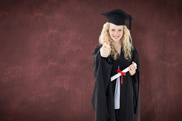 Adolescente chica celebrando la graduación — Foto de Stock
