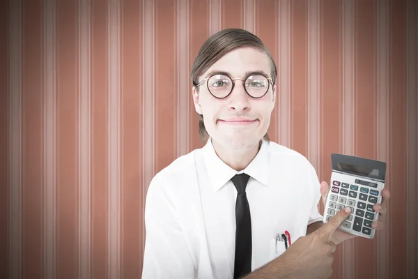 Empresário sorridente mostrando calculadora — Fotografia de Stock