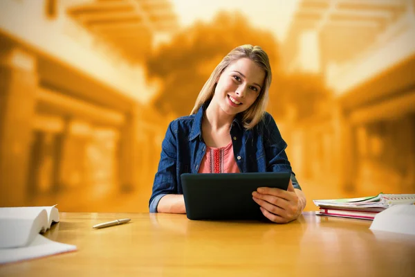 Student studeert in de bibliotheek — Stockfoto