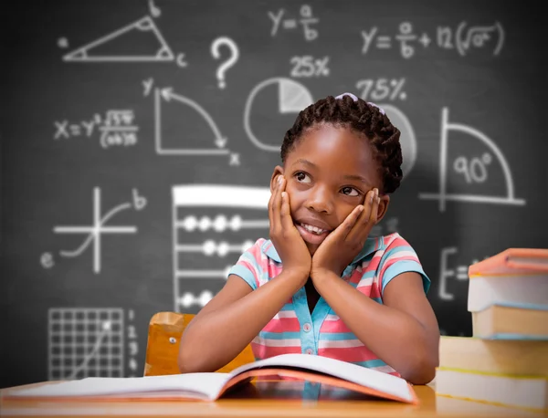 Schülerin sitzt am Schreibtisch — Stockfoto