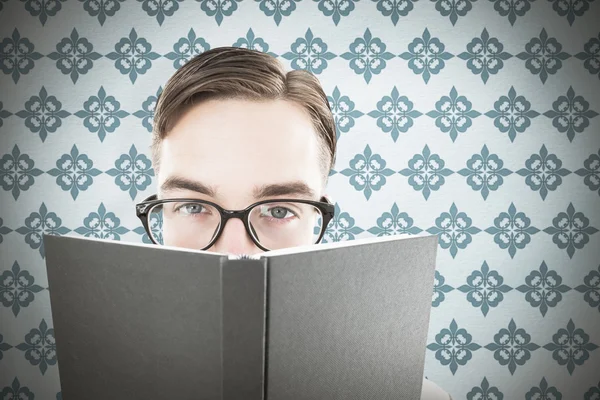 Geeky hombre mirando el libro — Foto de Stock