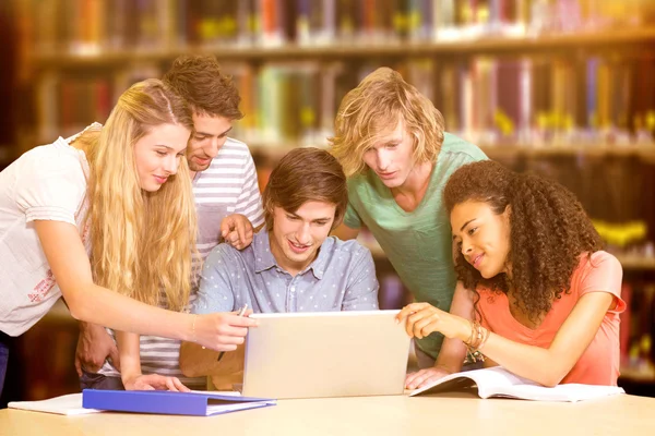 Étudiants utilisant un ordinateur portable dans la bibliothèque — Photo