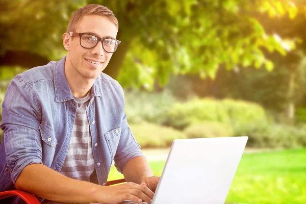 Hipster on laptop in park — Stock Photo, Image