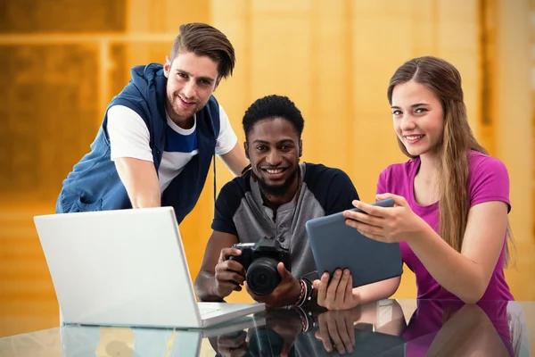 Geschäftsteam schaut sich digitales Tablet an — Stockfoto