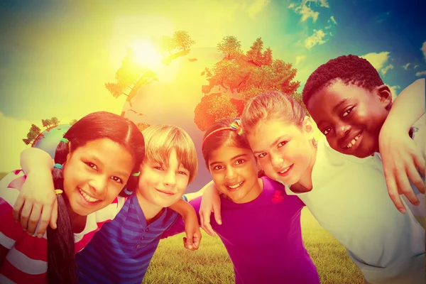 Niños formando un grupo en el parque — Foto de Stock