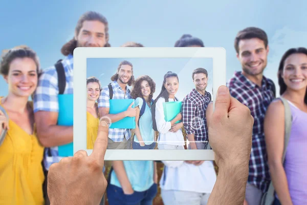 Manos sosteniendo la tableta PC — Foto de Stock