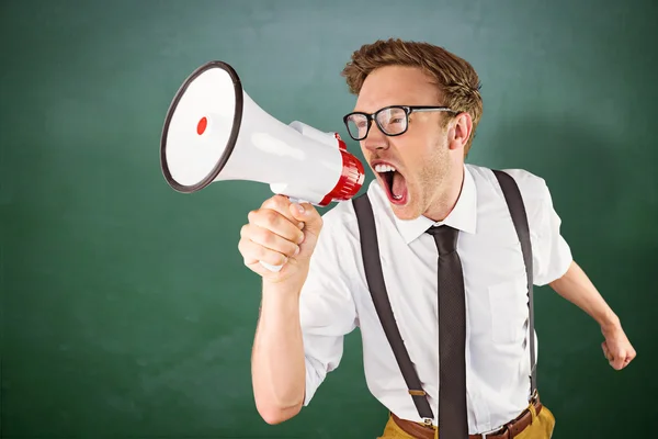 Homem de negócios Geeky gritando através de megafone — Fotografia de Stock