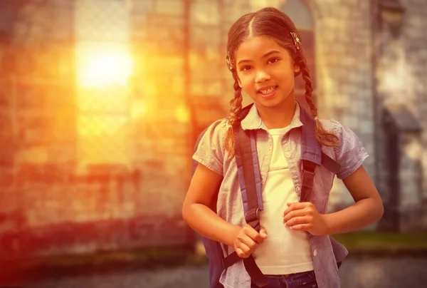 Murid yang lucu tersenyum di depan kamera — Stok Foto