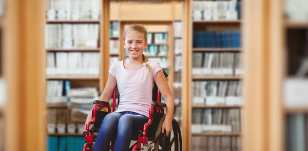 Ragazza seduta in sedia a rotelle — Foto Stock