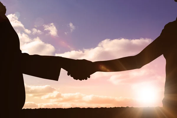 Композитное изображение силуэтов, пожимающих руки — стоковое фото