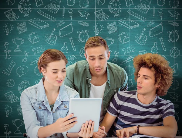 Mode studenten met behulp van Tablet PC — Stockfoto