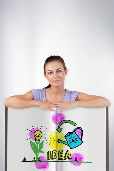 Mujer bonita mostrando un libro — Foto de Stock