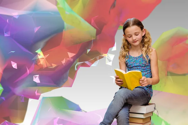 Mädchen liest Buch in Bibliothek — Stockfoto