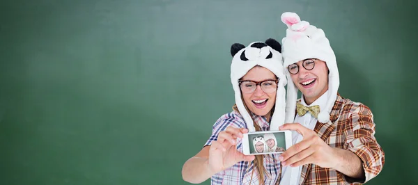 Geeky hipster paar nemen selfie — Stockfoto