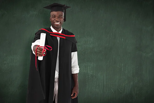 Uomo sorridente alla laurea — Foto Stock