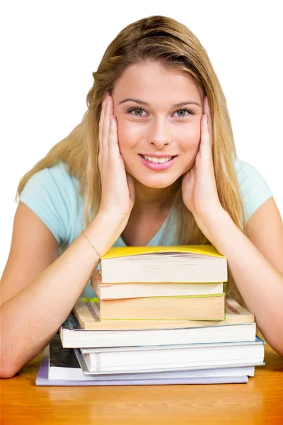 Estudante feminina na biblioteca — Fotografia de Stock