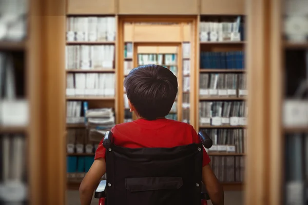 Мальчик сидит в инвалидной коляске — стоковое фото