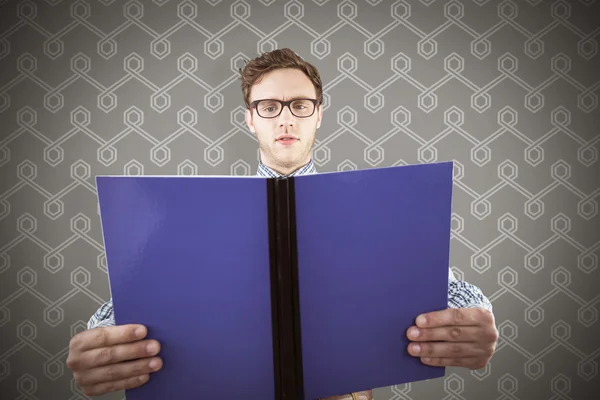 Geeky student lezen van een boek — Stockfoto