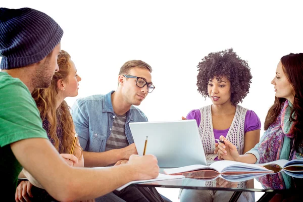 Étudiants en mode travaillant en équipe — Photo