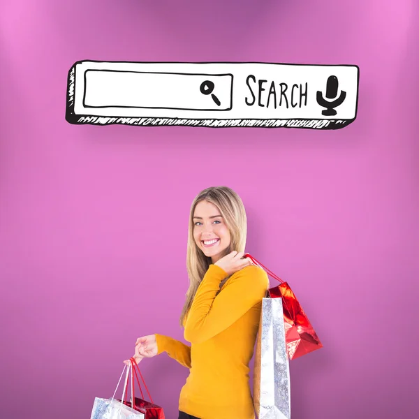 Stijlvolle blonde lachend met shopping tassen — Stockfoto