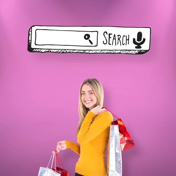 Loira elegante sorrindo com sacos de compras — Fotografia de Stock