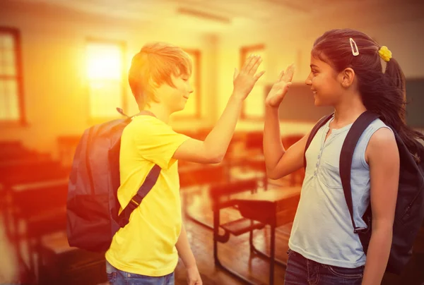 Niños de la escuela contra aula vacía —  Fotos de Stock