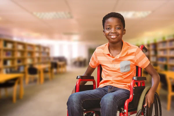 Menino sentado em cadeira de rodas — Fotografia de Stock