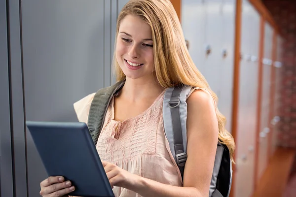 Glücklicher Schüler mit Tablet — Stockfoto