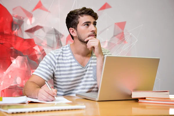 Estudante que estuda na biblioteca — Fotografia de Stock