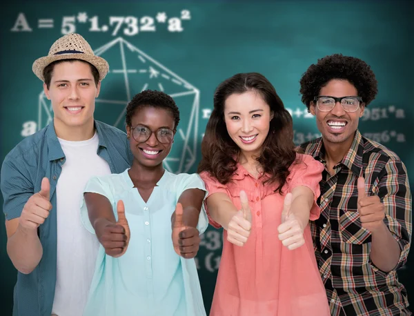 Vrienden samen op de camera glimlachen — Stockfoto