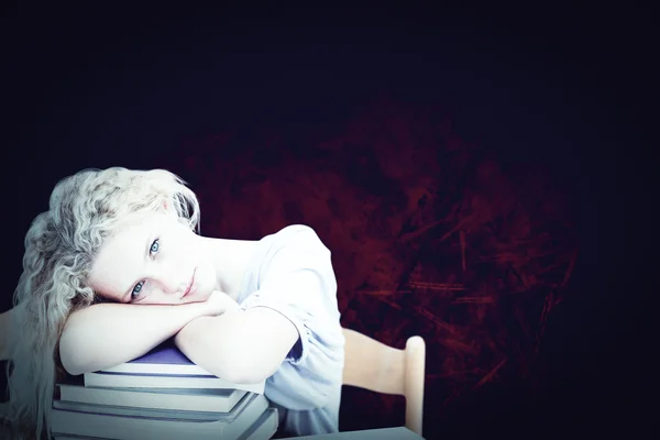 Κουρασμένος teeenager στον ύπνο σε μια βιβλιοθήκη — Φωτογραφία Αρχείου