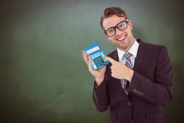 Homem de negócios Geeky apontando para calculadora — Fotografia de Stock