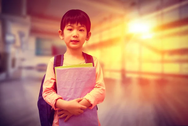 Netter Schüler blickt in Kamera — Stockfoto